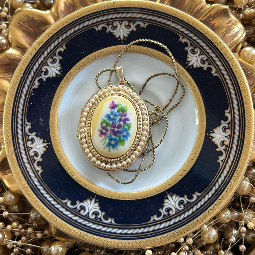 Vintage Sweet Violets Locket Pendant Necklace